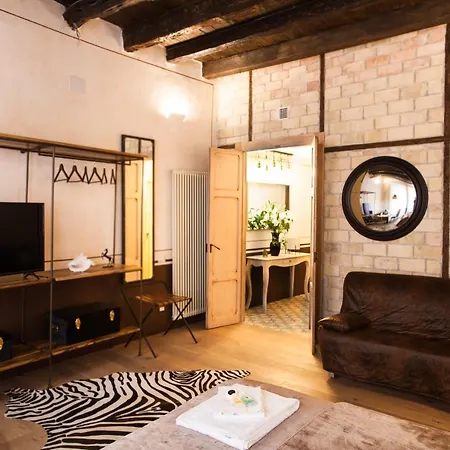 Q Flats Apartment *